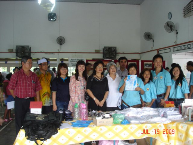2YB Pn Betty Chew Gek Cheng, isteri YAB Ketua Menteri merasmikan karnival rumahku mesra alam di dewan Sekolah Kim Sen pada 19-7-2009